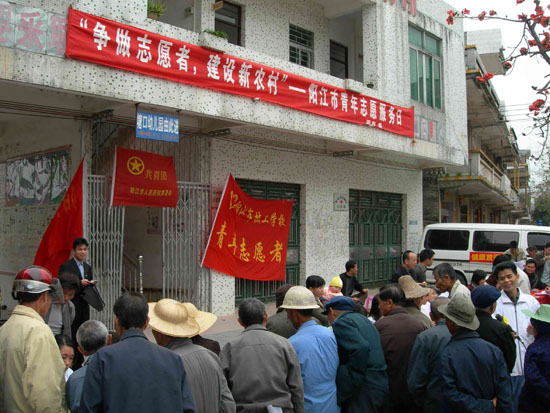 3月4日,在团市委书记雷双富带领下,团市委机关干部,市直单位团员青年