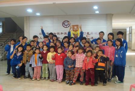 东莞中学:志愿者与市儿童福利院的儿童游戏祝福新年