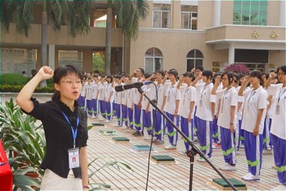 厚街:厚街中学团委举办18岁成人宣誓仪式