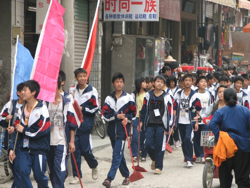 佛冈县汤塘镇团员青年学雷锋,帮城镇"扮靓"