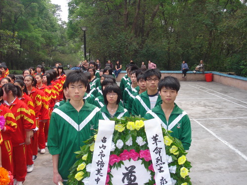 台山培英中学团委组织学生开展清明扫墓活动