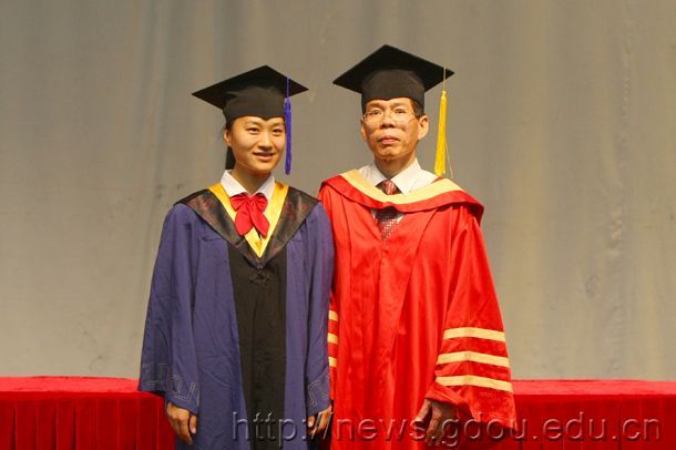 广东海洋大学为2010届研究生举行庄重而盛大