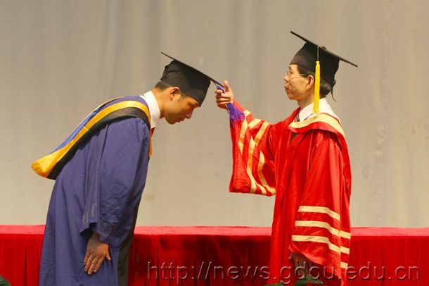 广东海洋大学为2010届研究生举行庄重而盛大