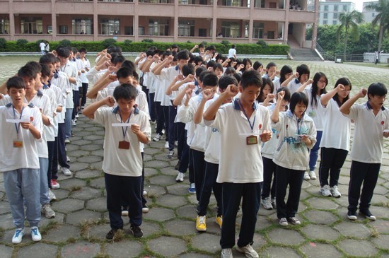 清新县凤霞中学开展十八岁成人宣誓仪式活动