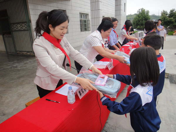 团县委廖琼慧书记向农民工子女赠送慰问品仪式结束后,邱副县长一行又