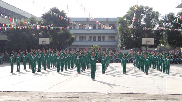 化州市石龙中学举行2013年元旦广播体操比赛