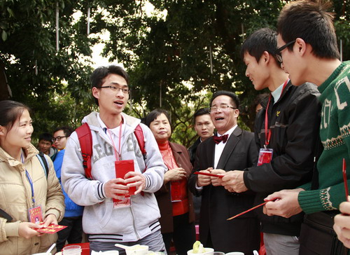 团高州市委组织学生参加2013年刘杰夫新春扶贫助学座谈会