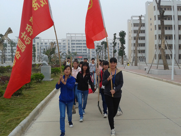 茂港区第一中学团委开展清洁社区志愿服务