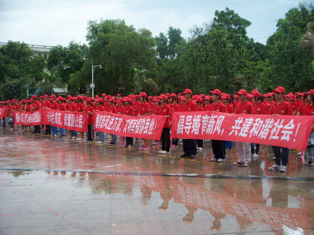 3 青年志愿者手持计生政策标语,成为计划生育基本国策的倡导者,实践