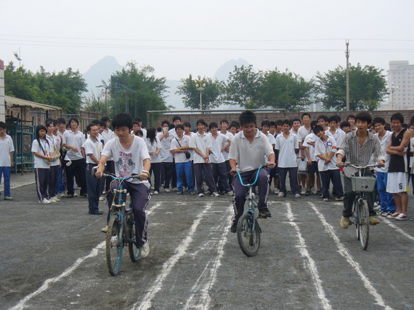 华粤艺术学校团委举行大型游园活动