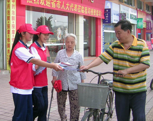 (志愿者向市民派发宣传单并进行街头募捐)