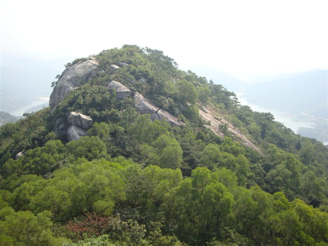 图为双髻山景观