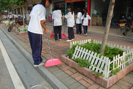 新县凤霞中学开展创卫清洁行动