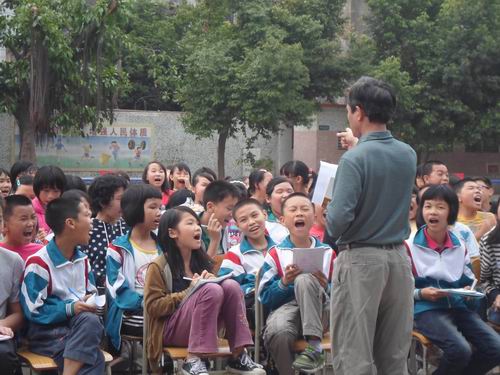 江门市江海区武东小学召开毕业班学生会和家校携手家长会