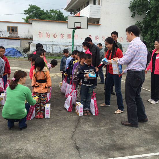 2014年5月7日團雲巖鎮委 鄧惠群梁書記還和團幹們利用課間休息時間與